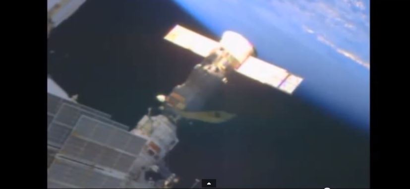alien spacecraft landing on the ISS